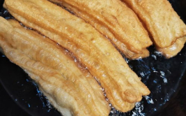 炸油条的做法,轻松掌握炸油条技巧