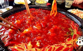 端剩锅底给顾客 涉事火锅店被立案,顾客获十倍赔偿，店家被立案调查”