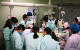 女子心脏骤停 医护接力救援,医护接力谱写生命奇迹